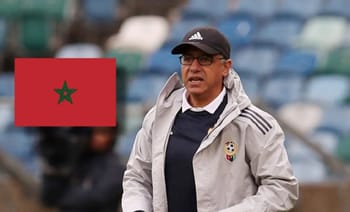 Adel Amrouche, entraîneur, avec drapeau marocain en arrière-plan.