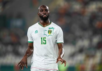 Joueur marocain portant maillot blanc lors d'un match de football.