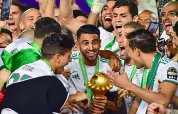 L'équipe d'Algérie célèbre sa victoire au CAN 2023 avec le trophée.