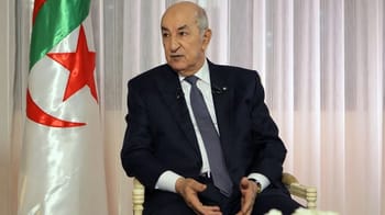 Homme politique algérien lors d'une interview officielle.