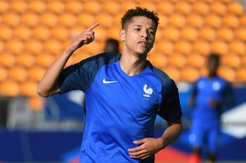 Amine Harit, joueur de football marocain, en pleine action sur le terrain.