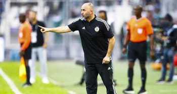 Djamel Belmadi, entraîneur de football, donnant des instructions sur le terrain.