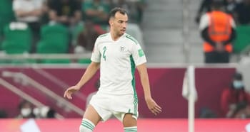 Footballeur marocain sur le terrain lors d'un match de CAN 2023.
