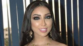 Dounia Batma avec maquillage sophistiqué et bijoux élégants.