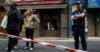 Policiers et témoins sur la scène d'une explosion à Lyon.