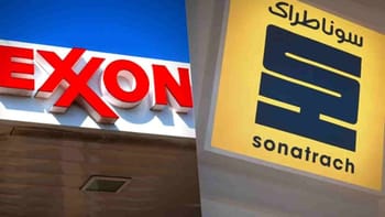 Logo d'ExxonMobil et panneau Sonatrach en Algérie.