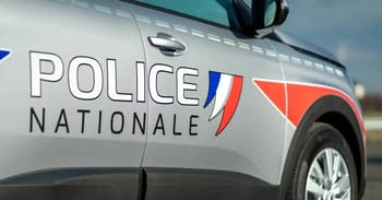 Voiture de police nationale avec logo et marquages français.