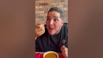 Jeune homme algérien dégustant une soupe dans un café.