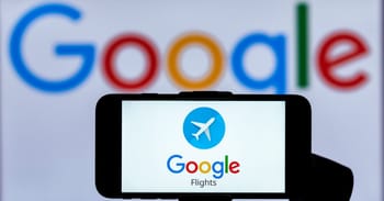 Application Google Flights sur smartphone avec logo Google en arrière-plan.