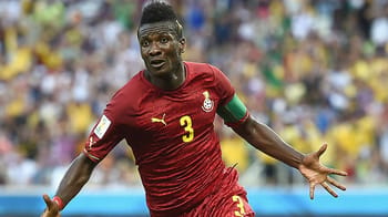 Diouf, joueur de football sénégalais, en pleine action sur le terrain.