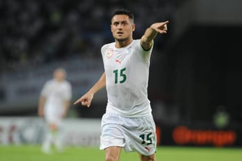 Karim Ziani en action, portant le maillot de l'Algérie, lors d'un match de football.