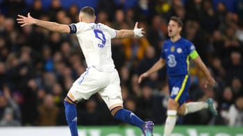 Karim Benzema célèbre lors d'un match de football avec Chelsea.