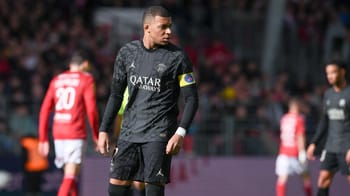 Kylian Mbappé sur le terrain lors du match PSG vs Brest, expression concentrée.