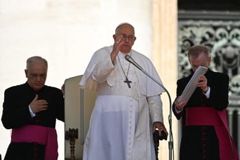 Le pape François en prière avec deux prêtres lors d'une cérémonie religieuse.