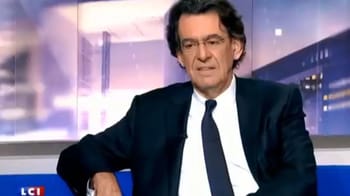 Luc Ferry, philosophe, en interview sur un plateau TV.
