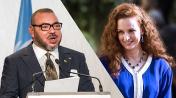 Lalla Salma lors de sa réapparition à Tanger, vêtue d'une robe bleue élégante.