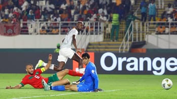 Joueur sud-africain marquant un but lors du match contre le Maroc.