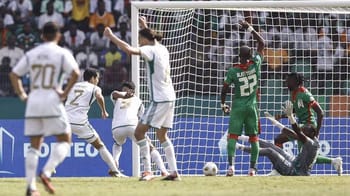 Joueur algérien marque un but lors du match contre Burkina Faso.