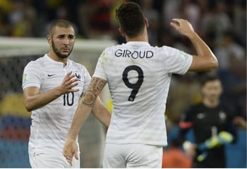 Olivier Giroud et Karim Benzema lors d'un match de football.