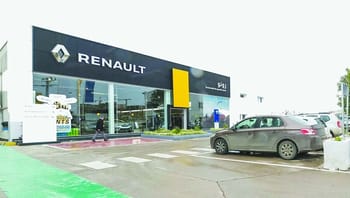 Vitrine d'un concessionnaire Renault en Algérie avec logo visible.