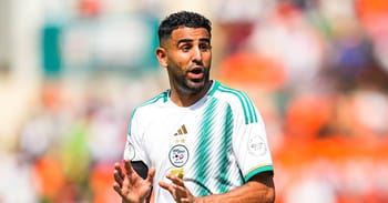 Mahrez, footballeur algérien, lors d'un match, expression de surprise.