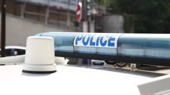 Voiture de police avec gyrophare en alerte.