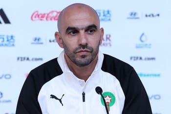 Walid Regragui, entraîneur de football, lors d'une conférence de presse.