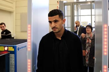 Youcef Atal lors de son passage à la justice, entouré de personnes.