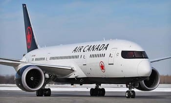Avion Air Canada sur la piste, prêt à décoller vers Montréal.