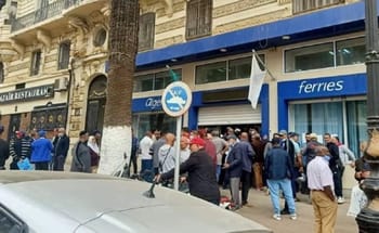 Foule devant agence Algérie Ferries pour réservations et informations.