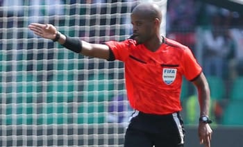 Arbitre de football en action lors d'un match de CAN 2023.