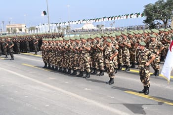 Soldats algériens en parade militaire lors d'une cérémonie nationale.