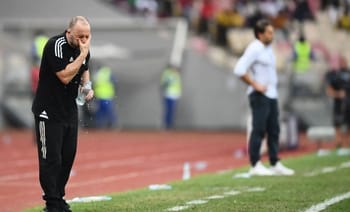 Coach Belmadi en pleurs lors d'un match de football.