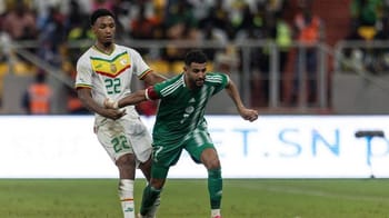 Joueur algérien en action lors d'un match de football contre le Sénégal.