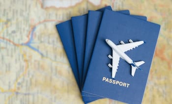Passeports bleus avec un modèle d'avion en plastique dessus.