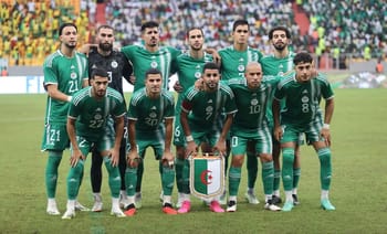 Les joueurs algériens en tenue verte avant un match important.