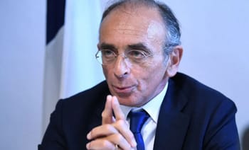 Eric Zemmour en discussion, expression sérieuse et concentrée.