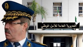 Agent de sécurité en uniforme devant le bâtiment de la DGSN en Algérie.