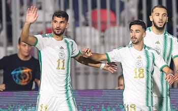 Houssem Aouar saluant les supporters après un match de la CAN 2023.