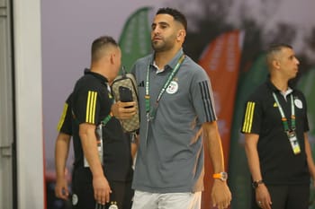 Riyad Mahrez en déplacement lors d'une compétition en Algérie.