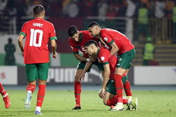 Joueurs algériens célébrant un but lors d'un match.