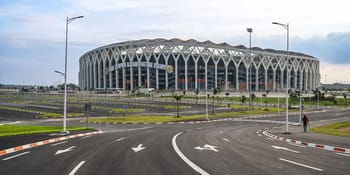 Stade moderne d'Abidjan avec architecture unique et accès routiers.
