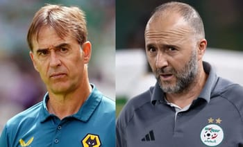 Deux entraîneurs de football, l'un en maillot Wolverhampton, l'autre en maillot Algérie.