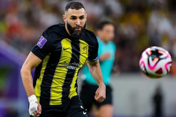 Karim Benzema en maillot noir et jaune, prêt à jouer au football.