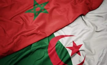 Drapeaux du Maroc et de l'Algérie côte à côte.