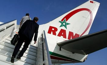 Passagers montant à bord d'un avion RAM au départ.