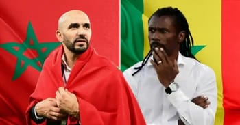 Deux entraîneurs africains en discussion, drapeaux du Maroc et du Sénégal en arrière-plan.