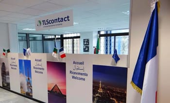 Espace d'accueil TLScontact avec drapeaux et panneaux d'information.
