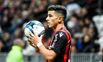 Youcef Atal avec un ballon de football lors d'un match de football.