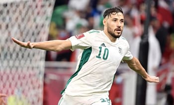 Youcef Belaïli célèbre un but avec l'équipe nationale algérienne.